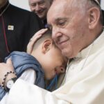 El Papa Abraza A Un Niño Del Hogar San José, En Medellín.
