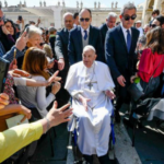 Papá Francisco continúa recuperándose