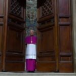 Extra Omnes