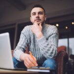 Emprendedor pensativo