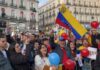 ¿Puede una intervención ser motivo de júbilo? Grupo de venezolanos en una plaza europea ondeando la bandera de Venezuela y globos de colores, algunos con expresiones de júbilo, durante una manifestación relacionada con la intervención de Estados Unidos en su país.