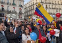 ¿Puede una intervención ser motivo de júbilo? Grupo de venezolanos en una plaza europea ondeando la bandera de Venezuela y globos de colores, algunos con expresiones de júbilo, durante una manifestación relacionada con la intervención de Estados Unidos en su país.