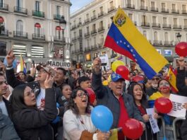 ¿Puede una intervención ser motivo de júbilo? Grupo de venezolanos en una plaza europea ondeando la bandera de Venezuela y globos de colores, algunos con expresiones de júbilo, durante una manifestación relacionada con la intervención de Estados Unidos en su país.