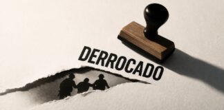 No hace falta mentir. Basta una palabra para desvirtuar la realidad Sello con la palabra “DERROCADO” sobre una superficie clara, mientras un papel rasgado deja ver siluetas de personas siendo detenidas debajo.