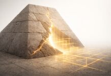 No hay conquista que civilice: la barbarie no se justifica Estructura de piedra tipo pirámide fracturada, con una grieta luminosa de la que emerge una geometría dorada sobre un fondo claro y minimalista.