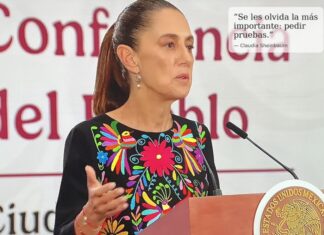 La cuarta opción: la verdad Claudia Sheinbaum habla en una conferencia desde el atril presidencial con el escudo nacional de México visible al frente. Viste un atuendo negro con bordados florales multicolores y hace un gesto con la mano mientras aparece sobre la imagen la frase: “Se les olvida la más importante: pedir pruebas”.