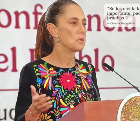 La cuarta opción: la verdad Claudia Sheinbaum habla en una conferencia desde el atril presidencial con el escudo nacional de México visible al frente. Viste un atuendo negro con bordados florales multicolores y hace un gesto con la mano mientras aparece sobre la imagen la frase: “Se les olvida la más importante: pedir pruebas”.