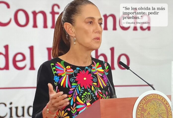 Claudia Sheinbaum habla en una conferencia desde el atril presidencial con el escudo nacional de México visible al frente. Viste un atuendo negro con bordados florales multicolores y hace un gesto con la mano mientras aparece sobre la imagen la frase: “Se les olvida la más importante: pedir pruebas”.